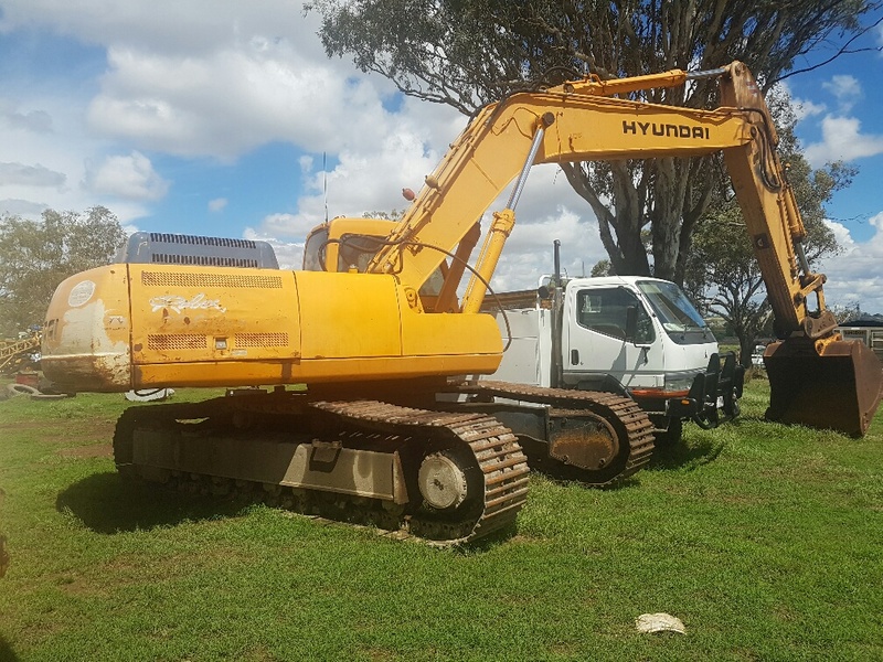 HYUNDAI 29 TON EXCAVATOR #03055