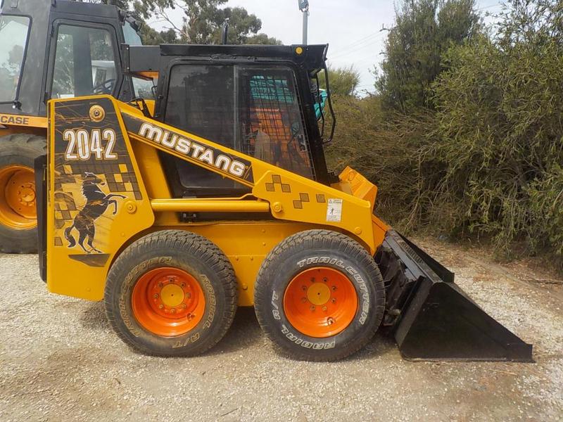 2002 MUSTANG SKIDSTEER 2042 D00073