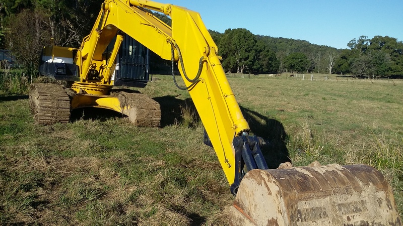 KOMATSU PC220 EXCAVATOR