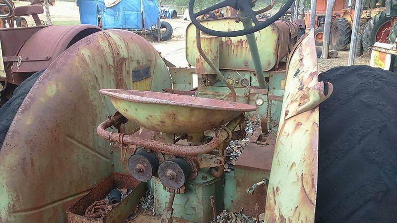 OLIVER 90 TRACTOR