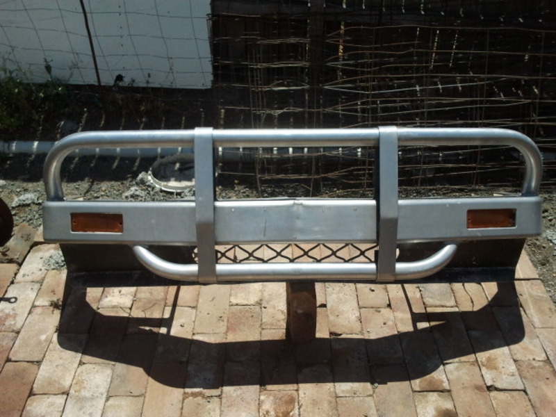 COMMODORE VN ALUMINIUM BULL BAR