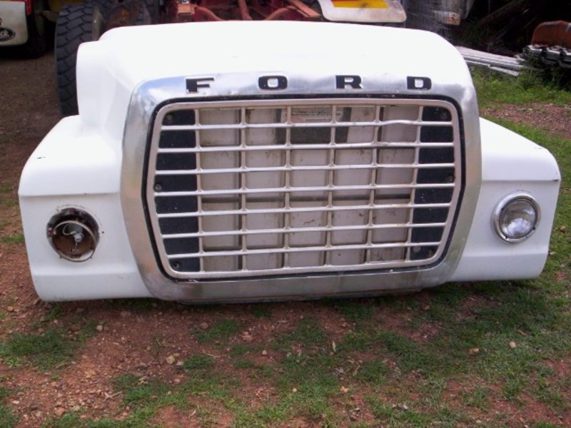 FORD L8000 BONNET & GRILL
