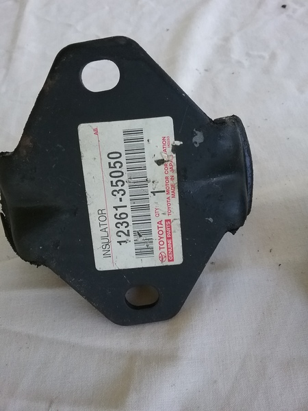TOYOTA HILUX ENGINE MOUNTS