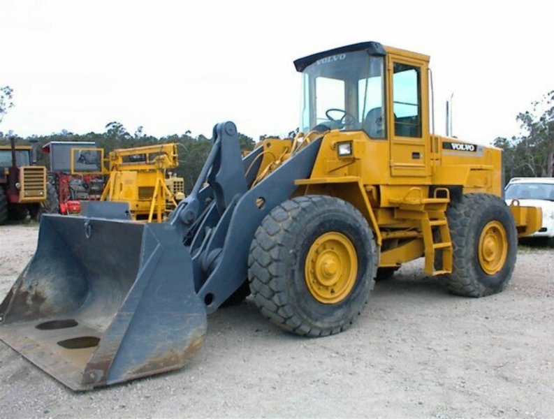 VOLVO L90C loader