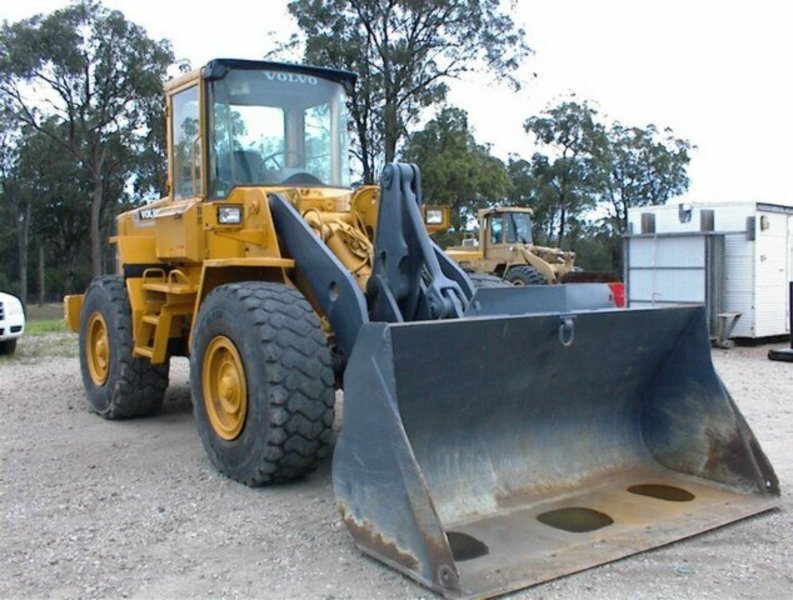 VOLVO L90C loader