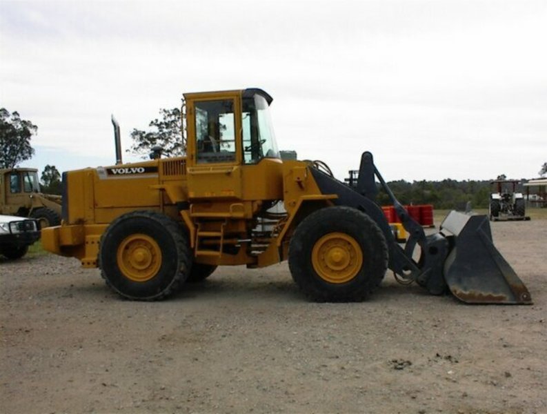 VOLVO L90C loader