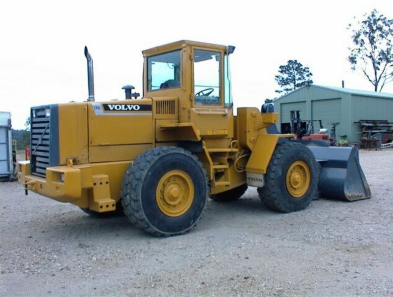 VOLVO L90C loader