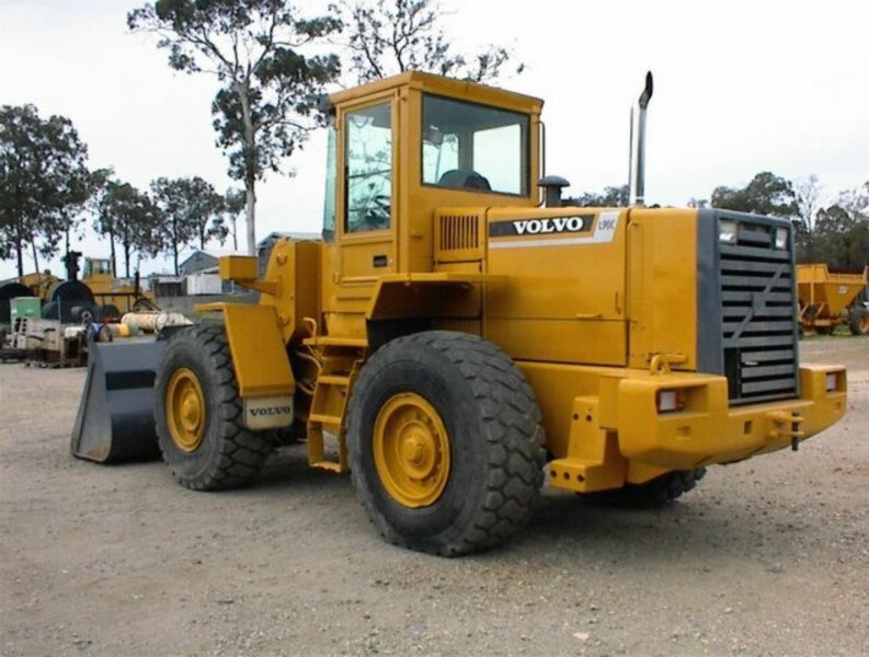 VOLVO L90C loader