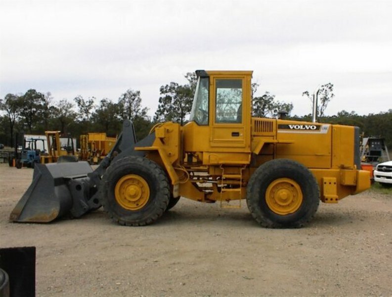 VOLVO L90C loader