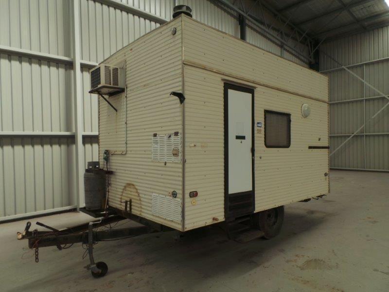 1996 TRAYMARK CARAVAN