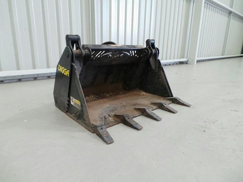 2011 DIGGA 4 IN 1 BUCKET