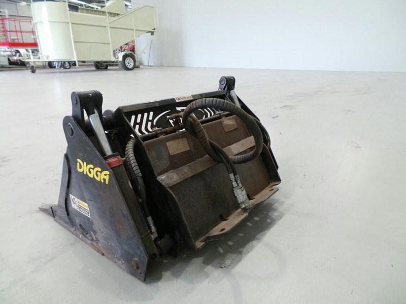 2011 DIGGA 4 IN 1 BUCKET