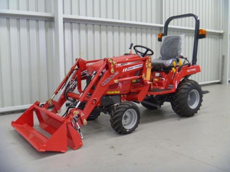 MASSEY FERGUSON GC1705 COMPACT TRACTOR 4-IN-1 LOADER