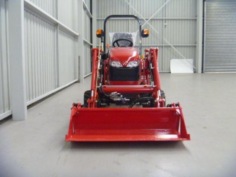 MASSEY FERGUSON GC1705 COMPACT TRACTOR 4-IN-1 LOADER