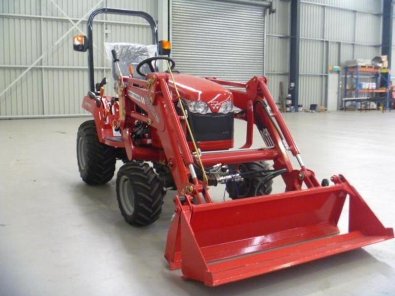 MASSEY FERGUSON GC1705 COMPACT TRACTOR 4-IN-1 LOADER