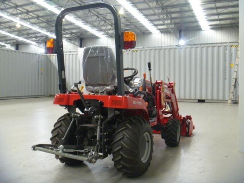 MASSEY FERGUSON GC1705 COMPACT TRACTOR 4-IN-1 LOADER