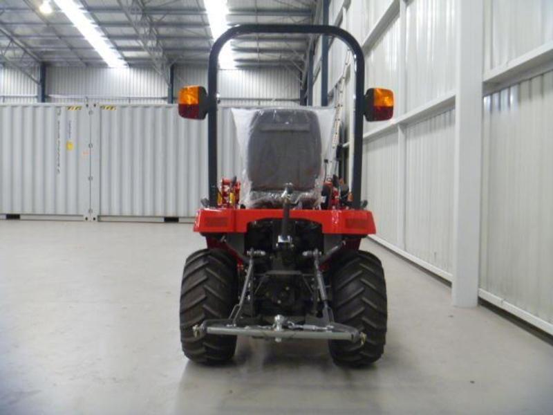 MASSEY FERGUSON GC1705 COMPACT TRACTOR 4-IN-1 LOADER