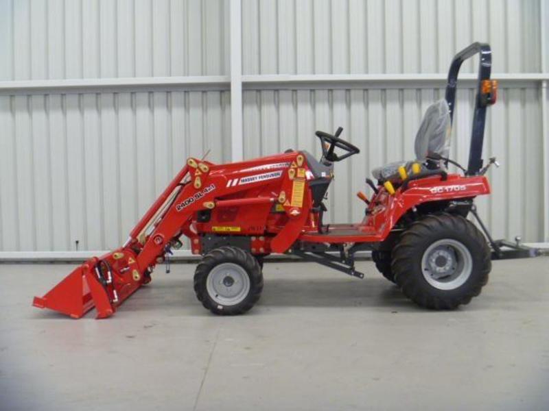 MASSEY FERGUSON GC1705 COMPACT TRACTOR 4-IN-1 LOADER