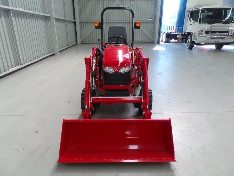 MASSEY FERGUSON GC1705 TRACTOR (LOADER & SLASHER PACKAGE)
