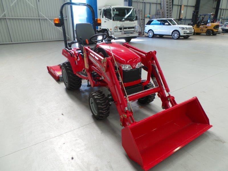 MASSEY FERGUSON GC1705 TRACTOR (LOADER & SLASHER PACKAGE)