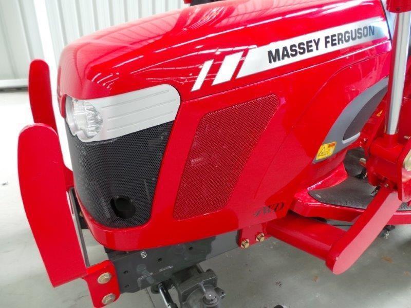 MASSEY FERGUSON GC1705 TRACTOR (LOADER & SLASHER PACKAGE)