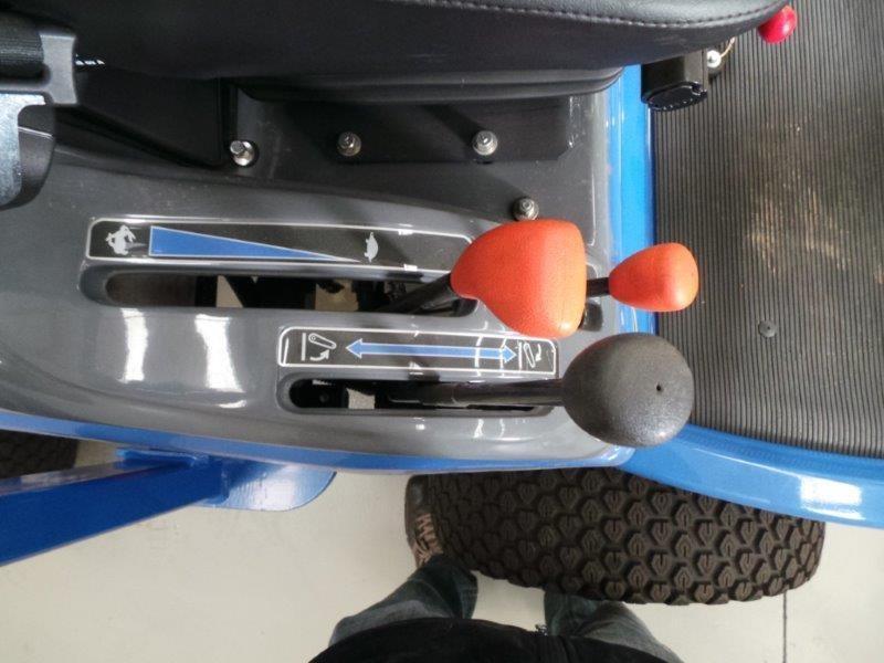 2015 ISEKI SF310 OUT FRONT MOWER WITH TRIMAX LAIL DECK