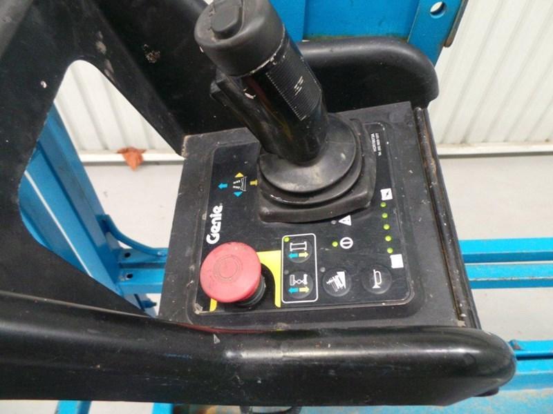 2005 GENIE GS 2046 SCISSOR LIFT