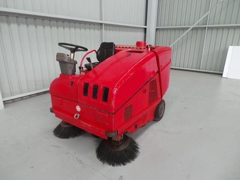 2004 RCM BOXERS RIDE ON SWEEPER