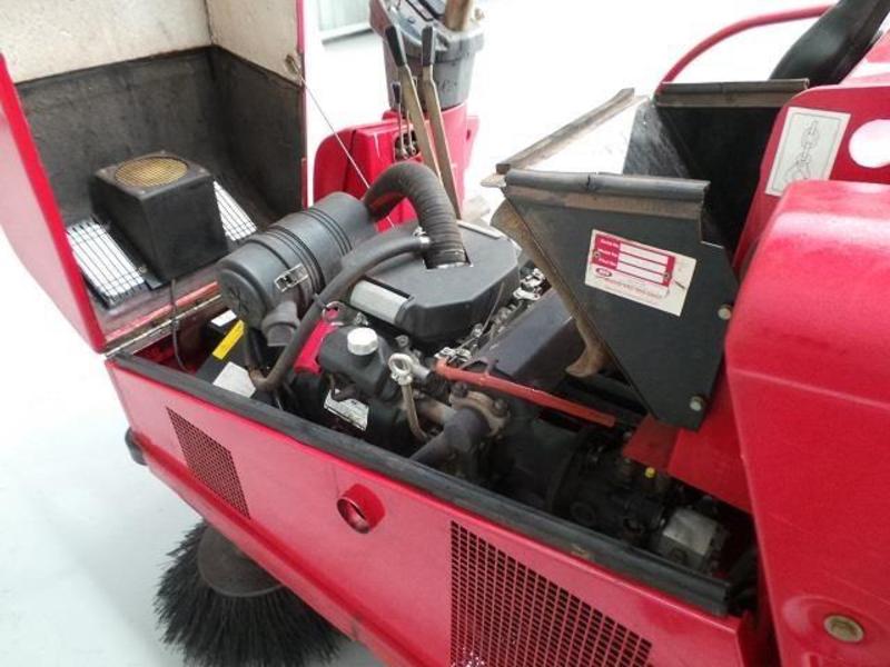 2004 RCM BOXERS RIDE ON SWEEPER