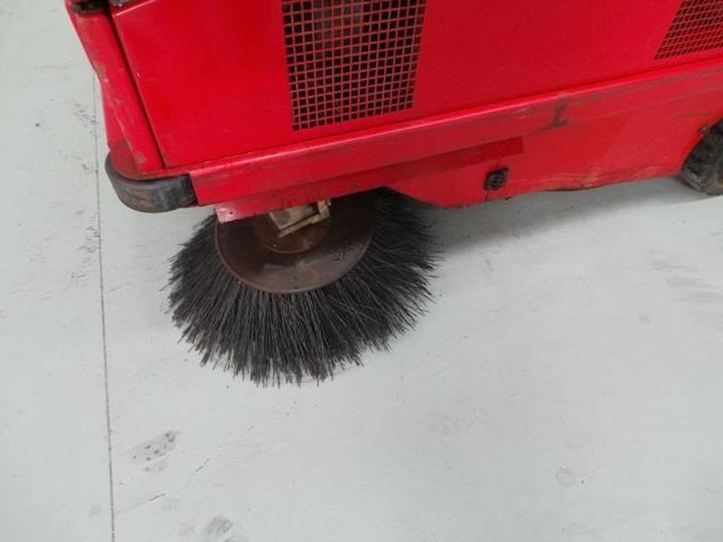 2004 RCM BOXERS RIDE ON SWEEPER