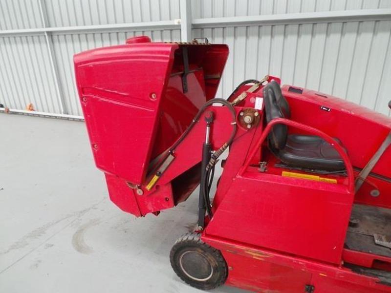 2004 RCM BOXERS RIDE ON SWEEPER