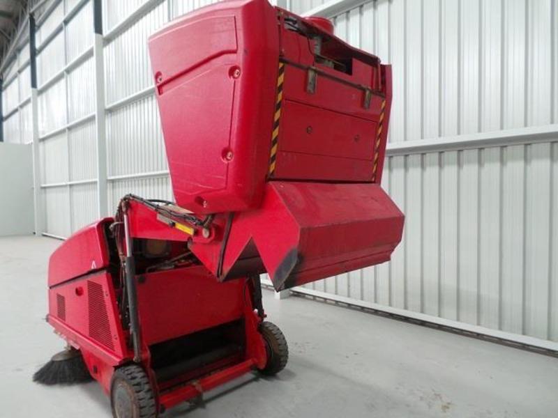 2004 RCM BOXERS RIDE ON SWEEPER