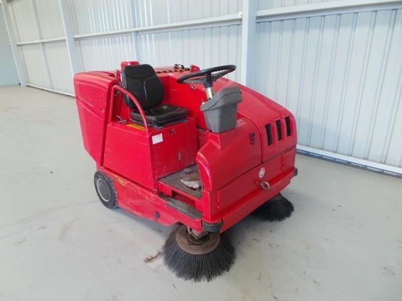 2004 RCM BOXERS RIDE ON SWEEPER