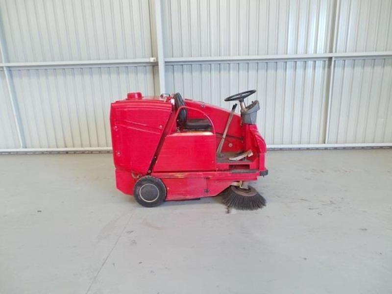 2004 RCM BOXERS RIDE ON SWEEPER