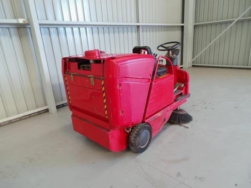 2004 RCM BOXERS RIDE ON SWEEPER