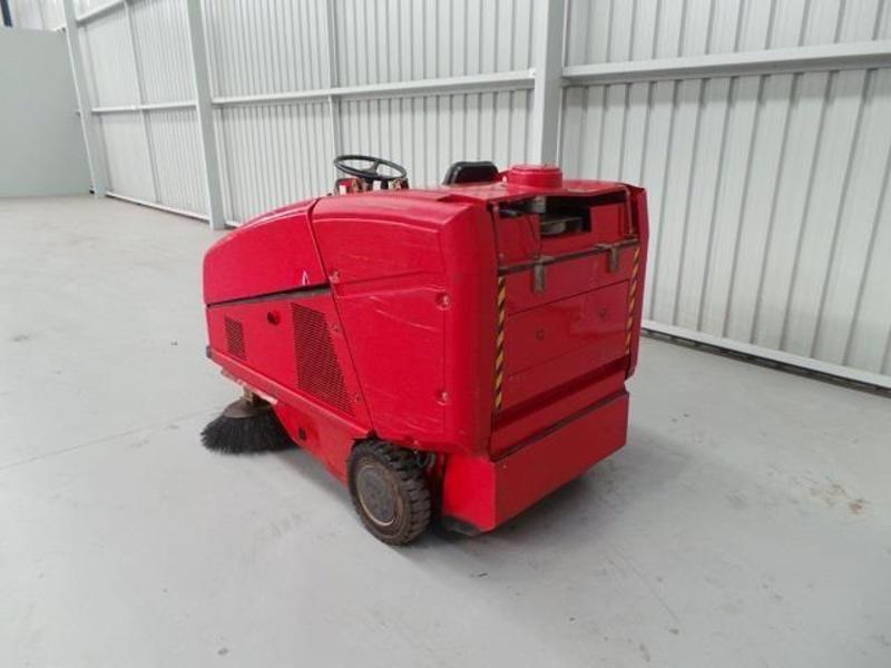 2004 RCM BOXERS RIDE ON SWEEPER