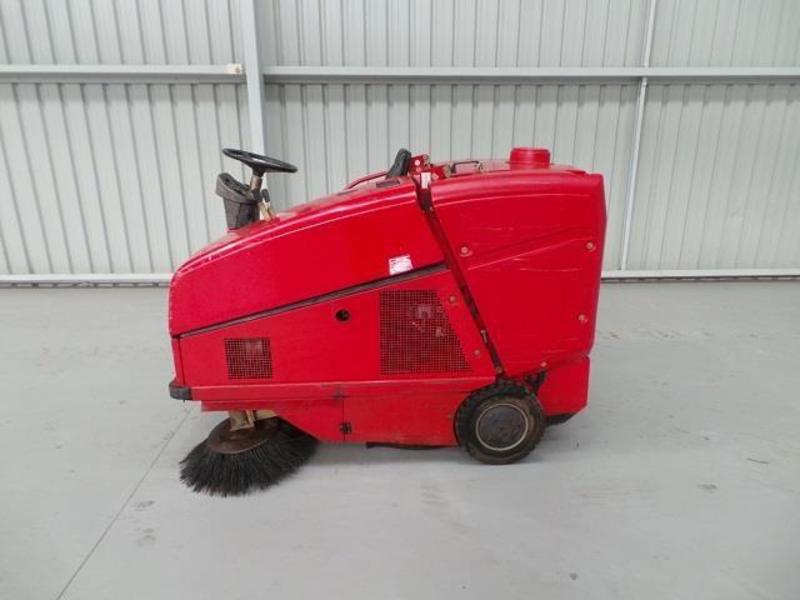 2004 RCM BOXERS RIDE ON SWEEPER