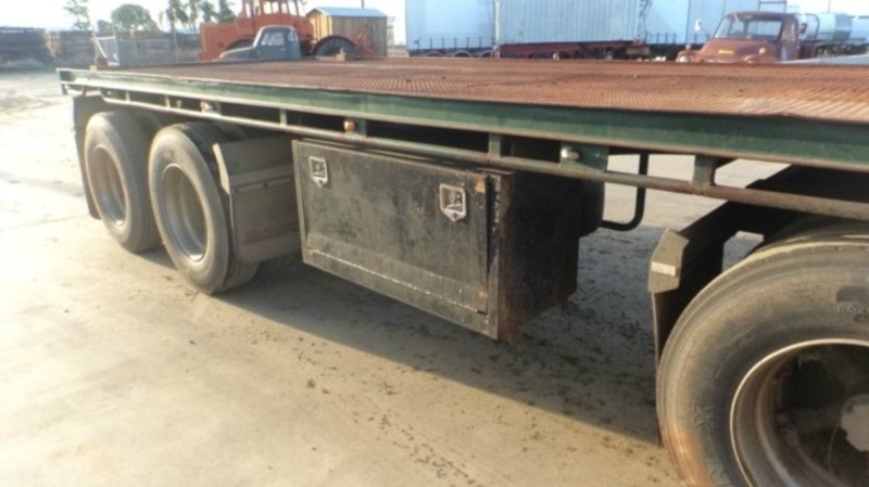 2007 Maxitrans Flat top Dog Trailer