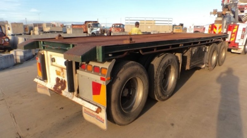 2007 Maxitrans Flat top Dog Trailer