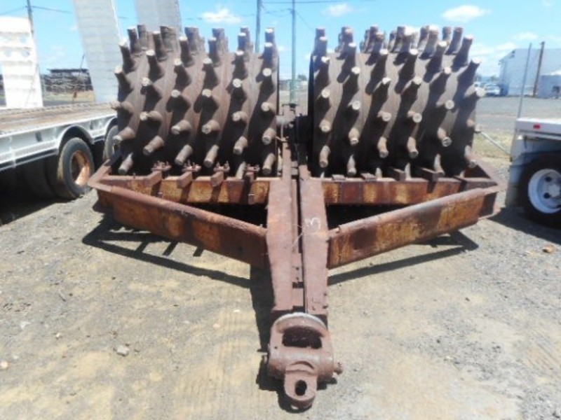 BIG SHEEPS FOOT ROLLER