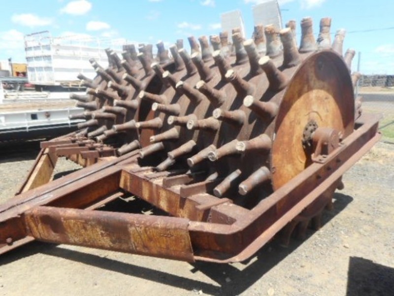 BIG SHEEPS FOOT ROLLER