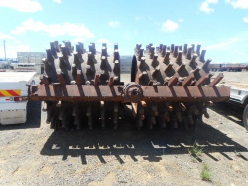 BIG SHEEPS FOOT ROLLER