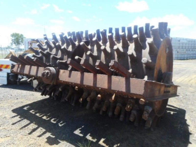BIG SHEEPS FOOT ROLLER
