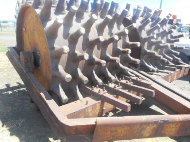 BIG SHEEPS FOOT ROLLER