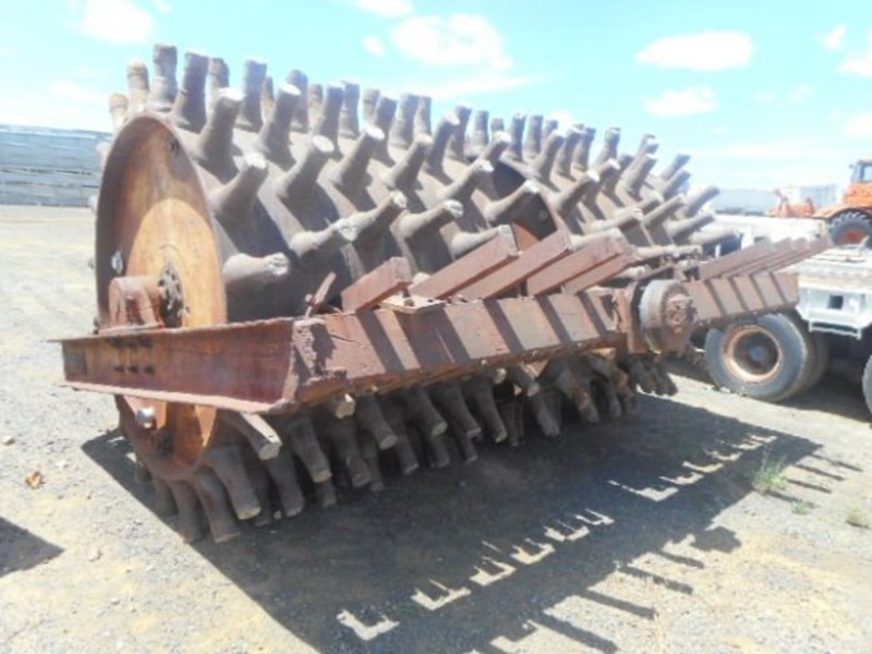 BIG SHEEPS FOOT ROLLER