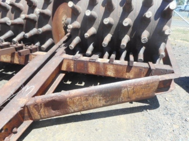 BIG SHEEPS FOOT ROLLER