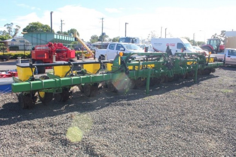 2010 JOHN DEERE 1720 1720 12m 12Row Maxemerge stack 1720 SeedingPlanting Equip