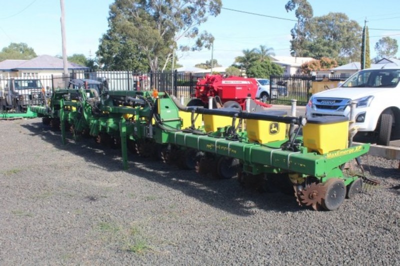2010 JOHN DEERE 1720 1720 12m 12Row Maxemerge stack 1720 SeedingPlanting Equip