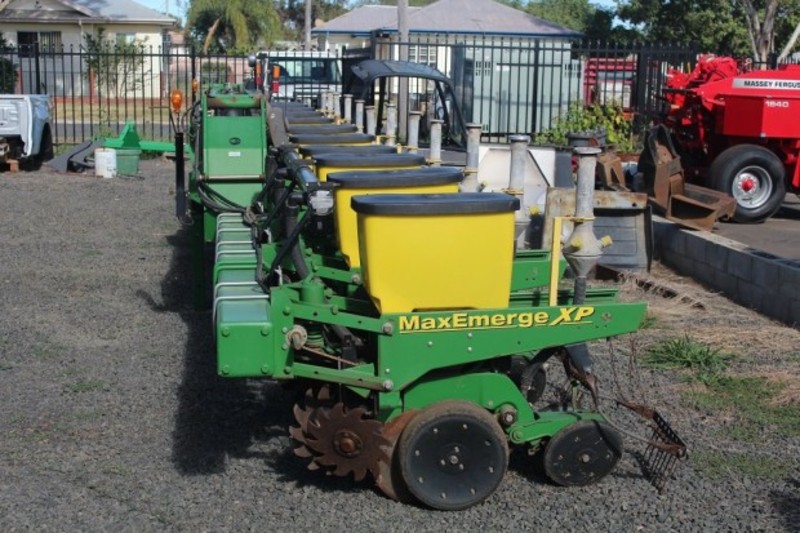 2010 JOHN DEERE 1720 1720 12m 12Row Maxemerge stack 1720 SeedingPlanting Equip