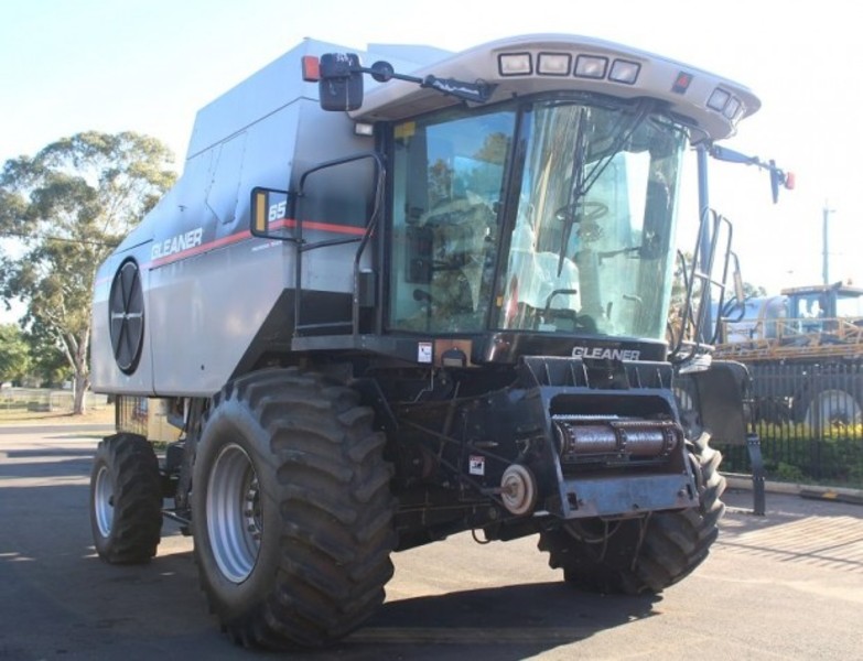 2009 Gleaner R65 Harvester